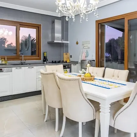 Casa de Férias Private In The Forest With Pool And Jacuzzi Urla